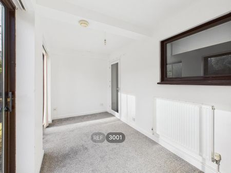 3 bedroom flat to rent - Photo 4
