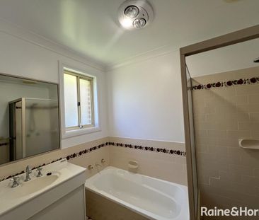 Renovated & Spacious 2 Bedroom Villa - Photo 2