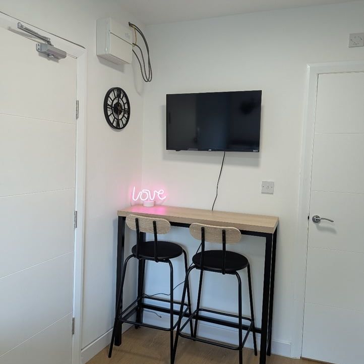 Studio Flat, Askew Road, W12 - Photo 1