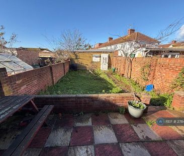 4 bedroom semi-detached house to rent - Photo 4