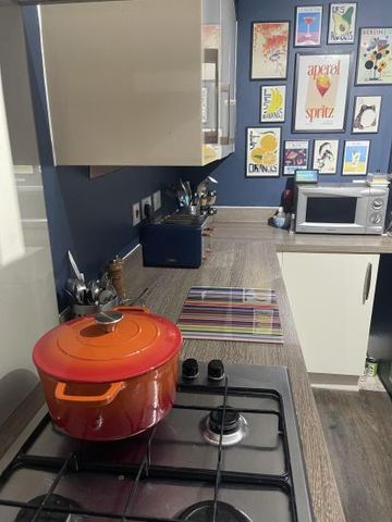 Double room in a quiet family home. driveway parking. 5 mins from Junction 5 of M3. Sole use of bathroom. Lady host plus friendly older Labrador, lady lodger preferred - Photo 4