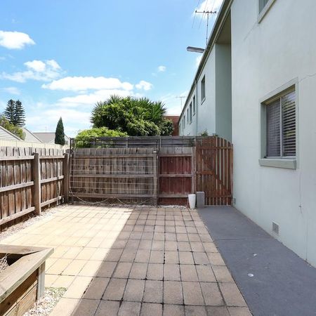 Ground Floor Convenience. Large Private Courtyard - Photo 3