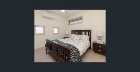 Street-Facing Spacious Townhouse in a Prime Location - Photo 2