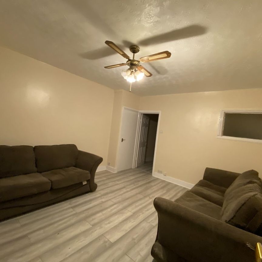 4 Bed Terraced House, Collis St, RG2 - Photo 1