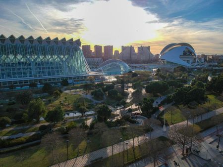 3 room luxury penthouse for rent in Valencia, Spain - Photo 4