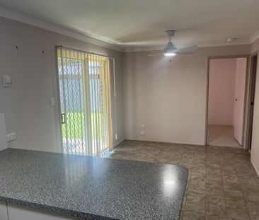 Great 4 Bedroom Low-Set Brick &Tiled Family Home! - Photo 1