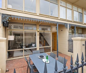 Charming 2-storey Townhouse - Photo 3