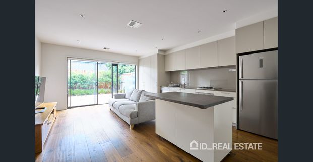 Modern Townhouse in Quiet Street. - Photo 1