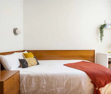 Room in a shared 12-bedroom apartment for rent in Cuatro Caminos. - Photo 3