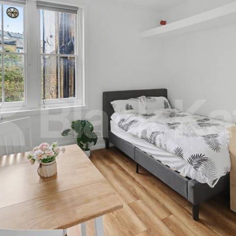 A well-presented self-contained studio apartment located on the desirable Glenloch Road, NW3 - Photo 1