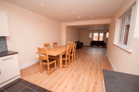 8 Bed Semi-Detached House, Wilton Avenue, SO15 - Photo 2