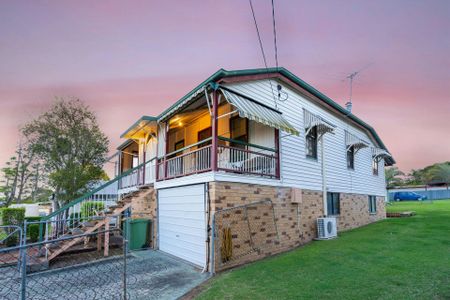 Spacious Home in Silkstone! - Photo 2