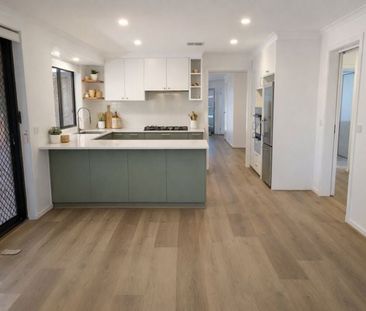 Stylishly refurbished home in quiet court location - Photo 6