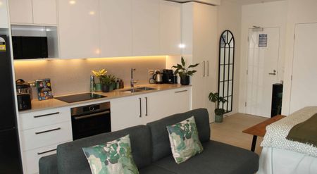 Semi-Furnished Studio Gem in the Heart of the City - Photo 2