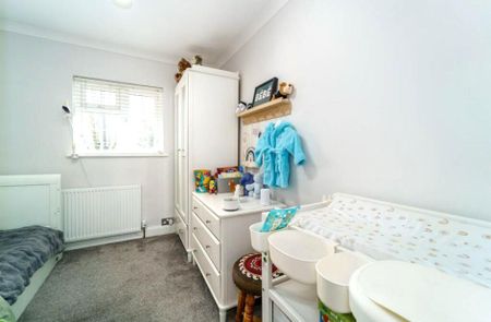 4 bedroom semi-detached house to rent - Photo 5