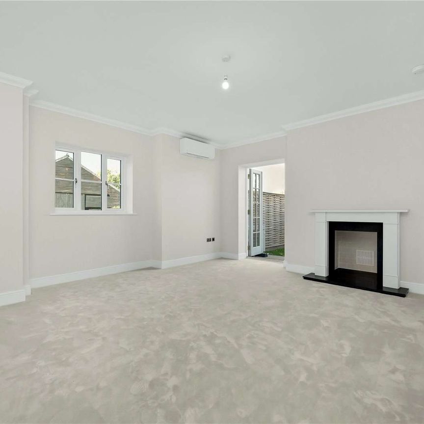 A traditional three bedroom mews-style home set around a stunning landscaped courtyard - Photo 1