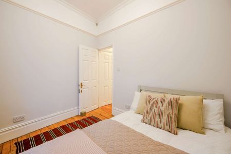 3 Bed Flat, Camberwell Grove, SE5 - Photo 2