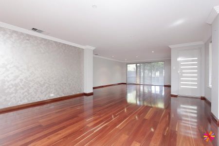 BEAUTIFULLY DESIGNED FAMILY HOME - Photo 2