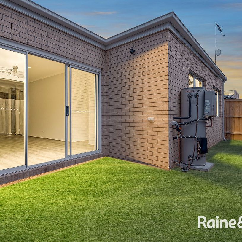 Four-bedroom house in Cranbourne South! - Photo 1