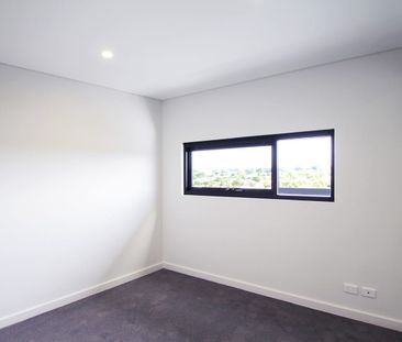 TOP FLOOR APARTMENT OVERLOOKING PERTH CITY! - Photo 2