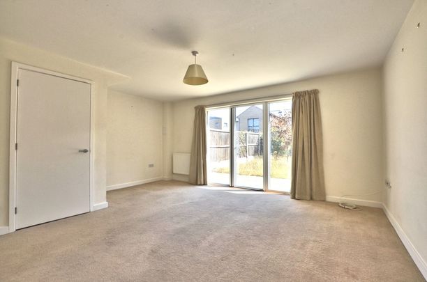 A modern two bedroom property, in the sought after area of Trumpington with allocated parking and enclosed garden. Ideally located for access to the M11, A14 and Addenbrookes Hospital. - Photo 1