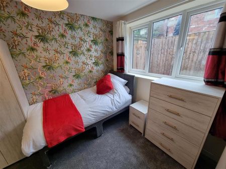 1 bedroom in a house share to rent - Photo 3