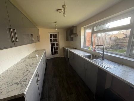 3 bedroom semi-detached house to rent - Photo 2