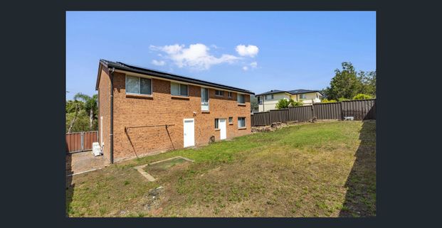 Large 5 bedroom home in a prime location! - Photo 1