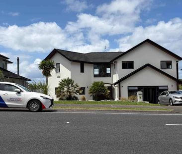 Designed for large-scale living and entertaining - Photo 3