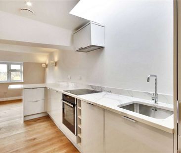 A stylish and contemporary apartment is a central Sevenoaks location - Photo 1