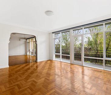 Spacious Apartment in an Exceptional St Kilda Location - Photo 4
