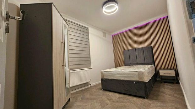 1 bedroom in a house share to rent - Photo 1