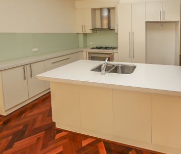 Spacious three bedroom townhouse - Photo 1