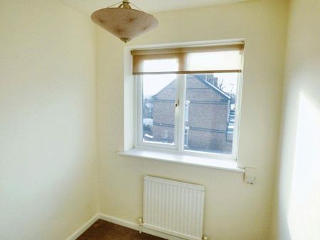 3 bedroom semi-detached house to rent - Photo 2