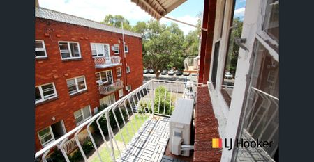 BRIGHT & AIRY TOP FLOOR ONE-BEDROOM APARTMENT! - Photo 4