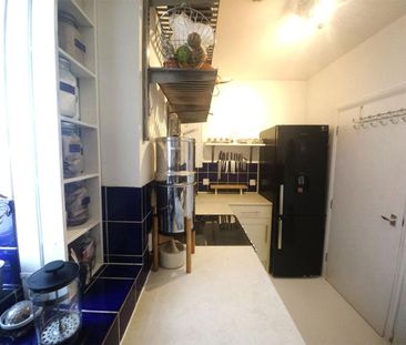 Beautiful Bright Clean Top Floor Flat Peckham - Photo 6