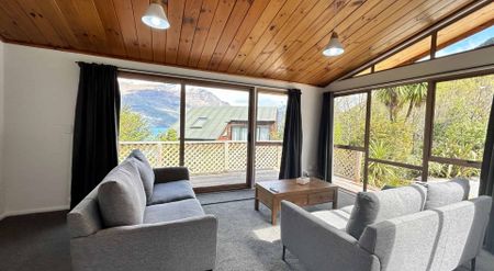 Recently renovated Sunshine Bay home - Photo 3