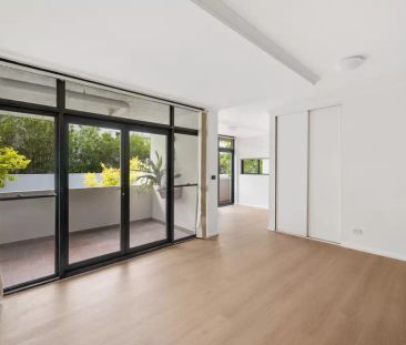 Oversized one-bedder with study or home office - Photo 2