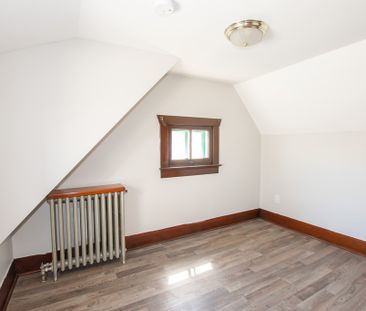 **CHARMING UNIT** 3 Bedroom, 2 Bathroom Unit in Port Colborne!! - Photo 1