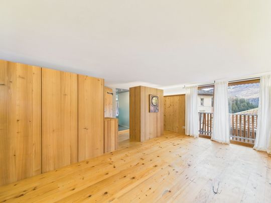 Charming 4.5-room single-family house with balcony in Tumegl/Tomils - Photo 1