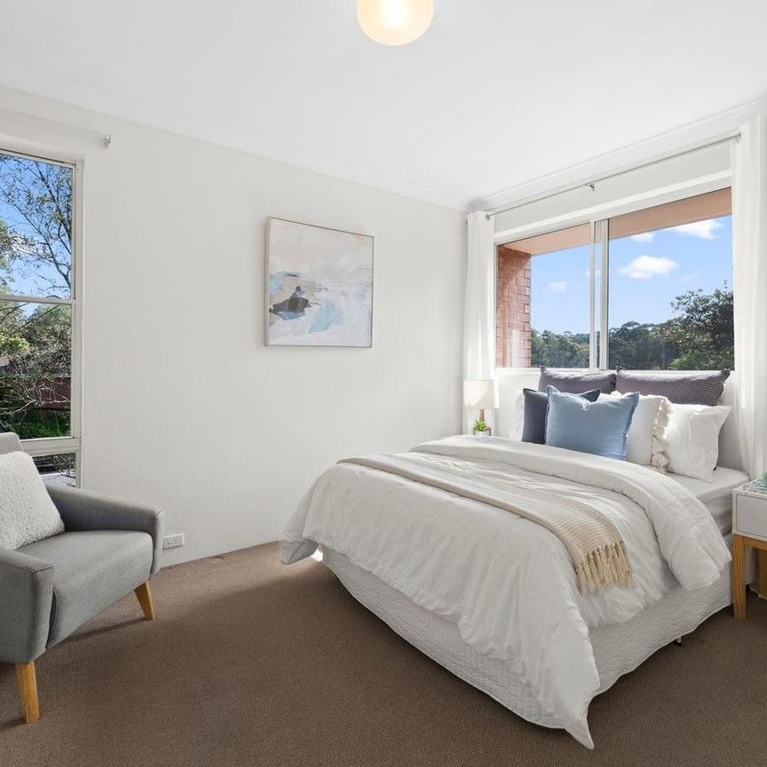 Bright & Sunny Two bedroom Townhouse with Double lockup garage - Photo 1