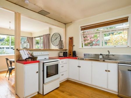 Spacious Family Home - Photo 4
