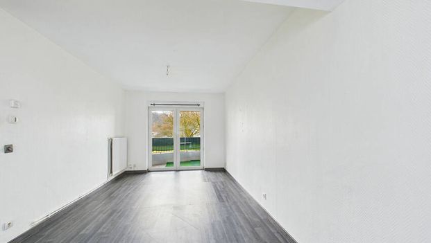 À LOUER à Forbach: Appartement F3 en RDC avec balcon et place de parking - Photo 1