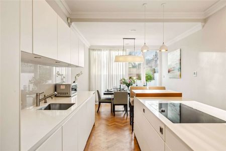 Beautifully finished five bedroom family home in South Kensington. - Photo 2