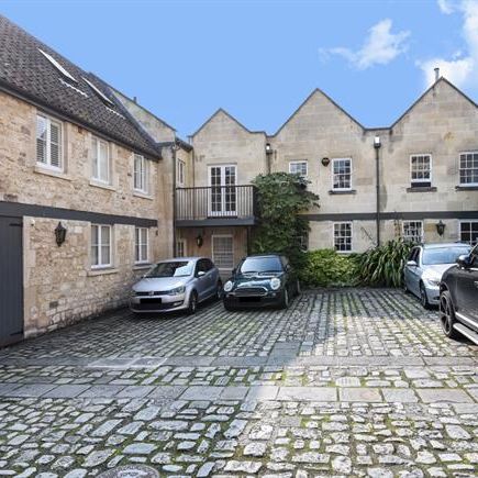 4 bedroom mews to rent - Photo 1