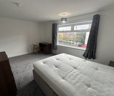 Queens Road, NG9 - Photo 2