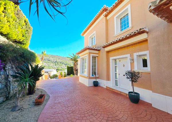 FOR RENT: SPACIOUS AND ELEGANT VILLA IN MORAIRA with 4 bedrooms for LONG TERM