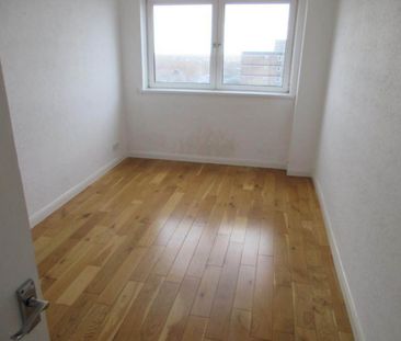 3 bedroom flat to rent - Photo 2