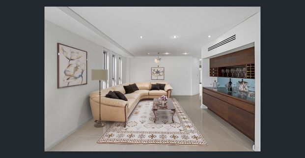 Spacious Family Home with Five Bedrooms and Pool - Photo 1