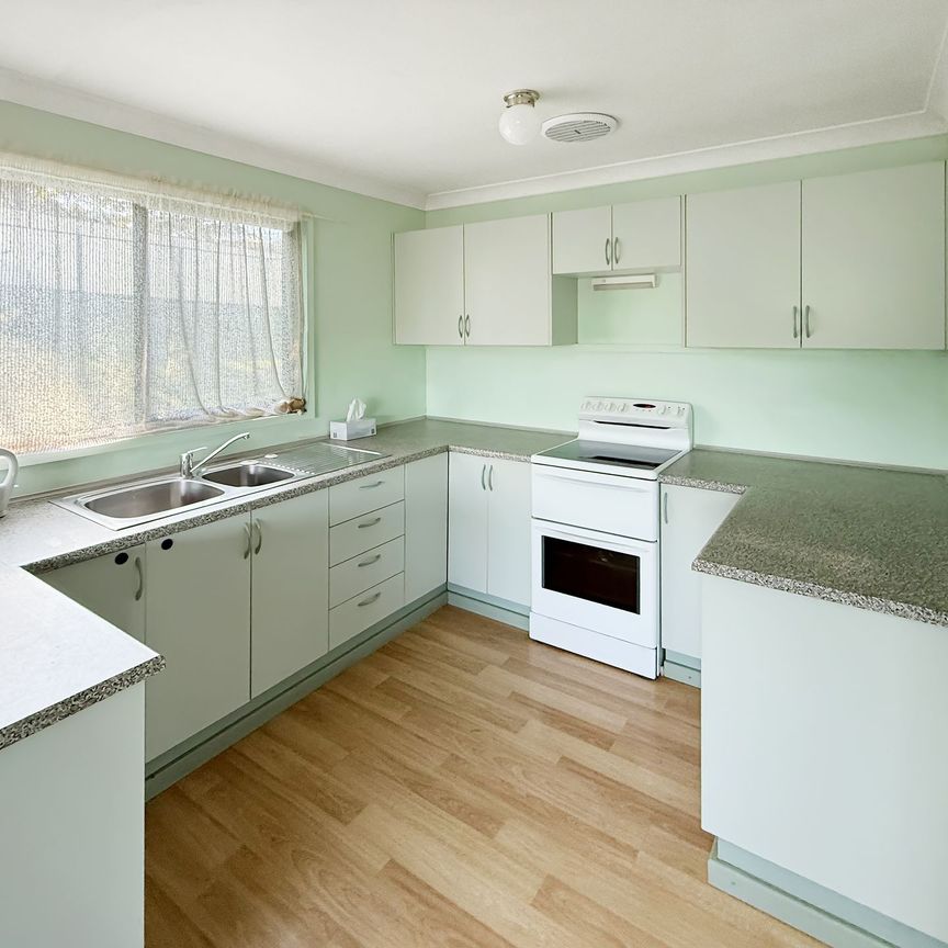 COMFORTABLE & CONVENIENT 2-BEDROOM HOME - IDEAL LOCATION! - Photo 1